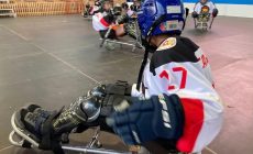 Дети с проблемами опорно-двигательного аппарата, ДЦП и ампутированными конечностями сыграли в хоккей в центре города
