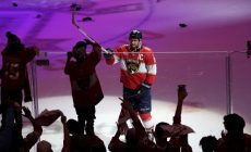 Нападающий Флориды Александр Барков выиграл Селке Трофи, приз лучшему нападающему оборонительного плана в НХЛ