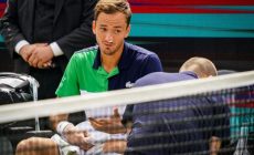 Даниил Медведев успешно провёл 1-й матч в Галле после возвращения на вершину мирового рейтинга: он потратил всего час