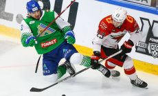 Хоккеист «Салавата Юлаева» забросил шайбу рукой в свои ворота в КХЛ, как это было, видео, 11 ноября 2022 года